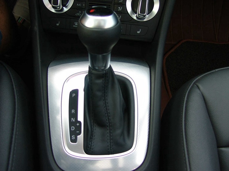 奥迪Q3 2015款 35 TFSI quattro 舒适型中控方向盘图片