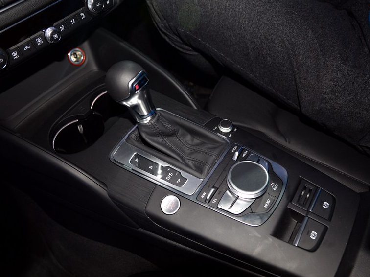 奥迪A3 2015款 Limousine 40 TFSI 自动豪华型中控方向盘图片