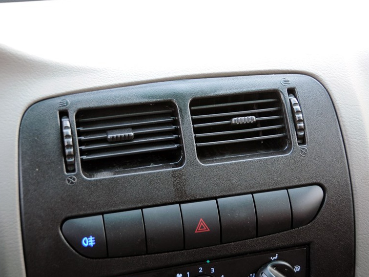 金迪尔 2008款 2.2L豪华型小双排中控方向盘图片