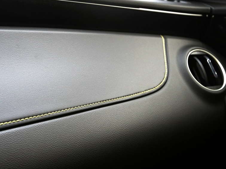 科迈罗Camaro 2012款 3.6L 变形金刚限量版中控方向盘图片