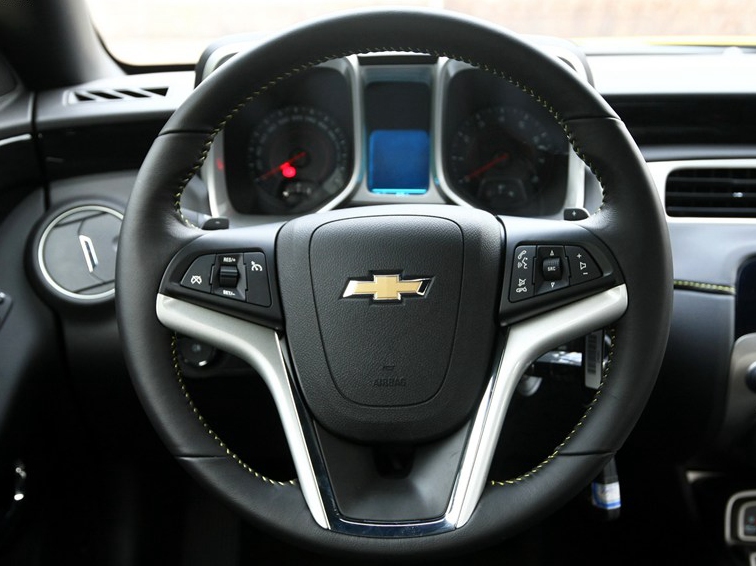 科迈罗Camaro 2012款 3.6L 变形金刚限量版中控方向盘图片