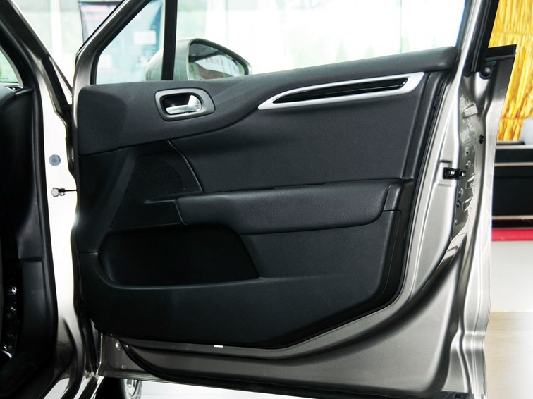 雪铁龙C4L 2013款 1.8L 自动劲享版车厢座椅图片