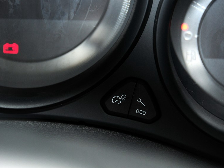 雪铁龙C4L 2013款 1.8L 手动劲享版中控方向盘图片