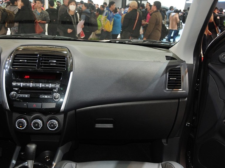 雪铁龙C4 Aircross 2013款 2.0L 四驱豪华版中控方向盘图片