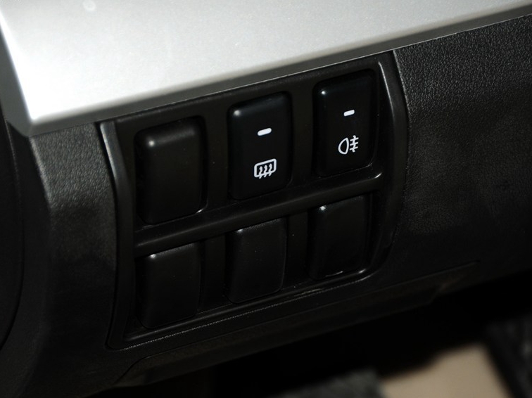 野马F10 2012款 1.5L 手动中控方向盘图片