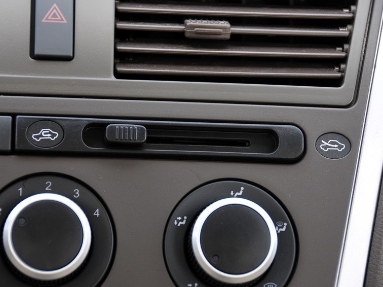 威志 2011款 三厢 1.5L 手动精英型中控方向盘图片