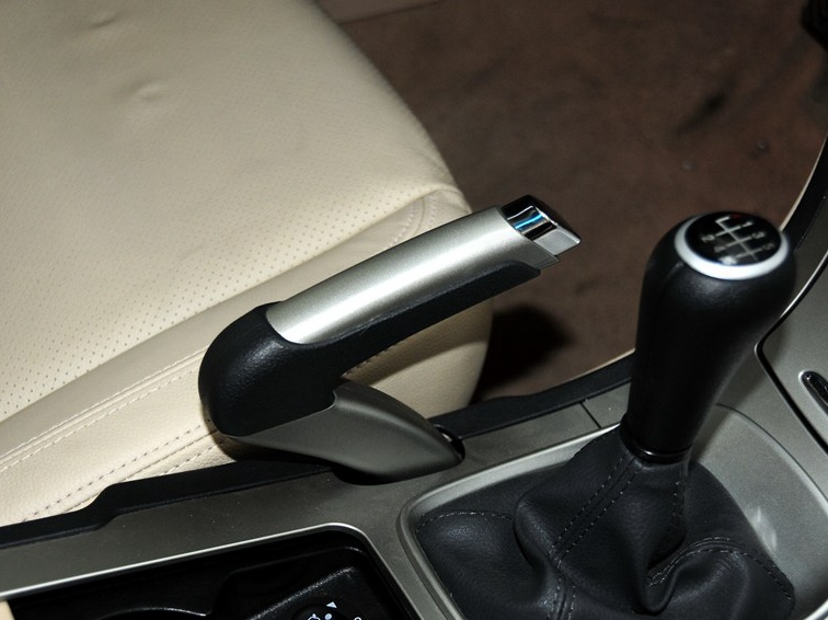 中华尊驰 2011款 1.8T 手动豪华型中控方向盘图片