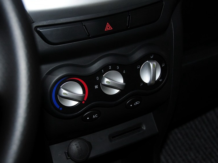 众泰Z100 2013款 1.0L 标准型中控方向盘图片