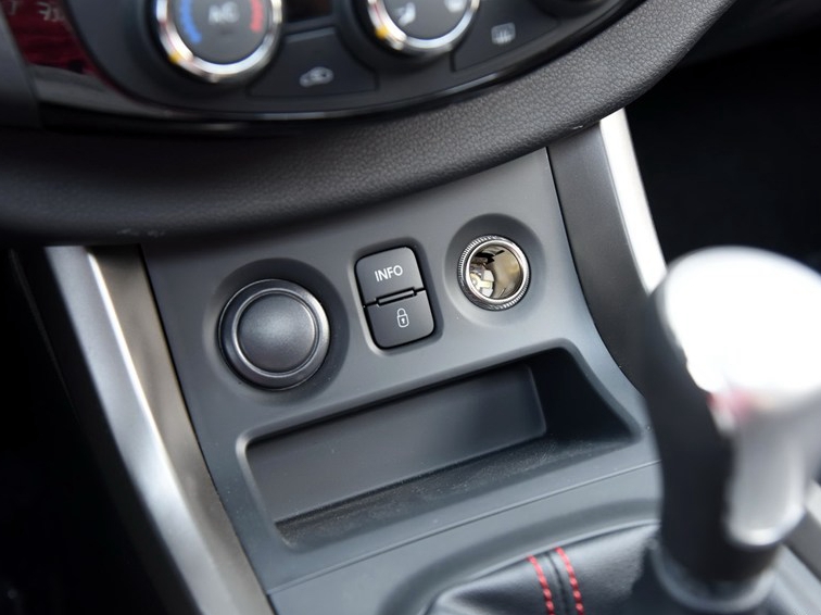 海马S5 2015款 1.6L 手动智乐型中控方向盘图片