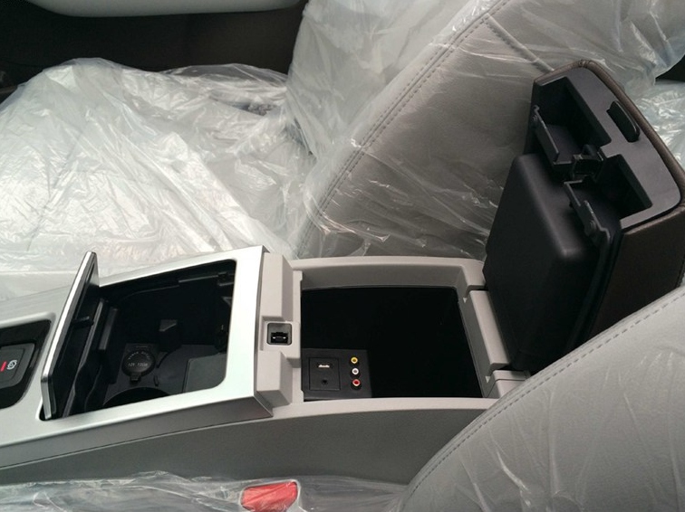 纳智捷 5 Sedan 2014款 荣耀导航版 1.8T 自动豪华型车厢座椅图片