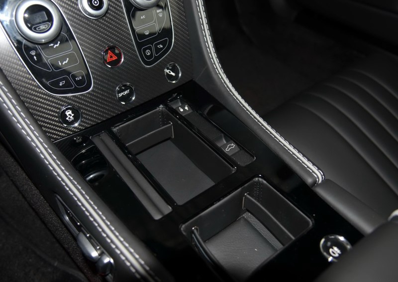 阿斯顿·马丁DB9 2016款 6.0L GT邦德限量版中控方向盘图片