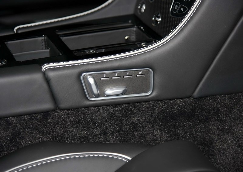阿斯顿·马丁DB9 2016款 6.0L GT邦德限量版车厢座椅图片