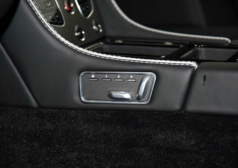 阿斯顿·马丁DB9 2016款 6.0L GT邦德限量版车厢座椅图片