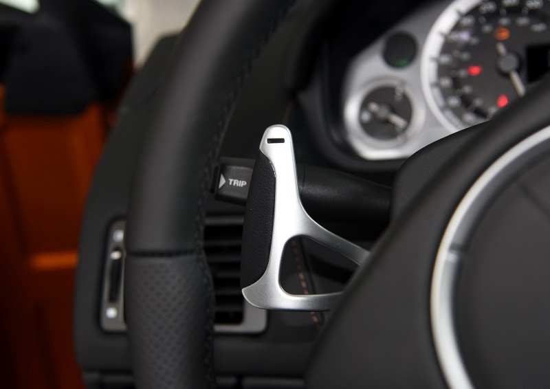 V8 Vantage 2015款 4.7L Coupe中控方向盘图片