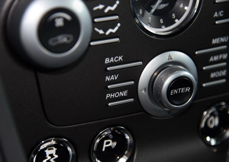 V8 Vantage 2015款 4.7L Coupe中控方向盘图片