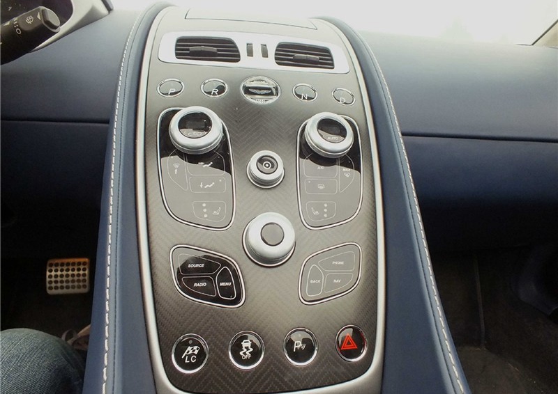 Vanquish 2015款 6.0L Volante 碳纤维特别版中控方向盘图片