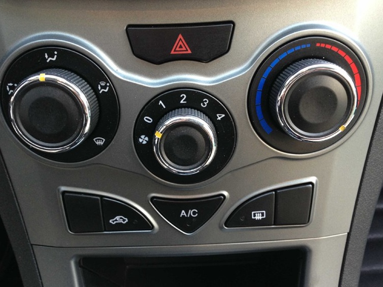 凯翼C3 2015款 1.5L 手动黄钻型中控方向盘图片