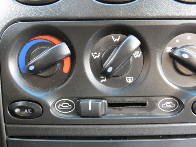 乐驰 2012款 改款 1.0L 手动P-TEC标准型中控方向盘图片