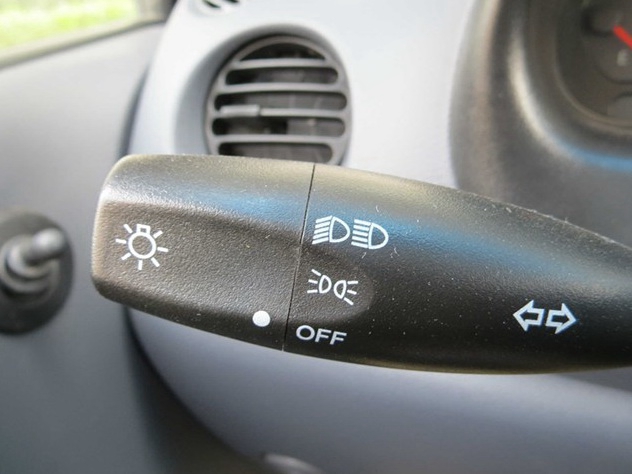 乐驰 2012款 改款 1.0L 手动P-TEC标准型中控方向盘图片