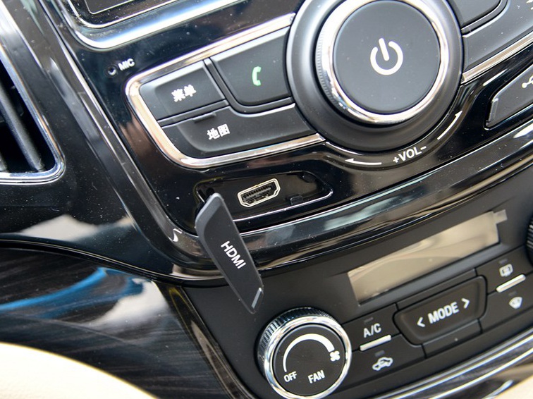 宝骏730 2015款 1.8L 手动豪华导航ESP版 7座中控方向盘图片