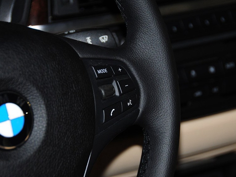 宝马3系 2013款 320Li 手动型中控方向盘图片