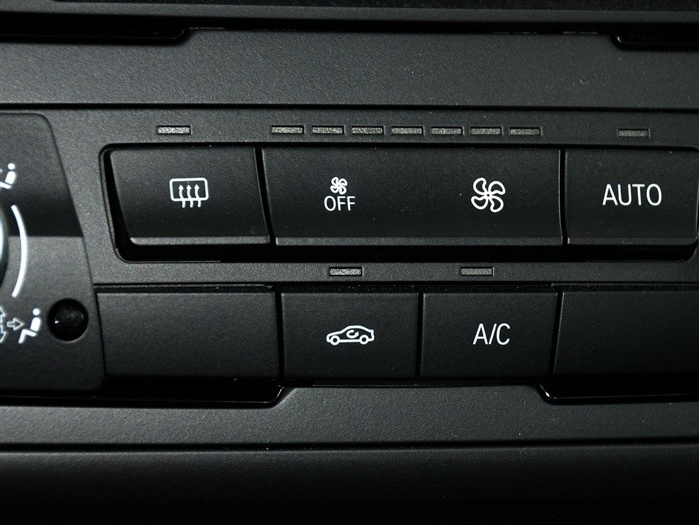 宝马3系 2013款 320i 进取型中控方向盘图片