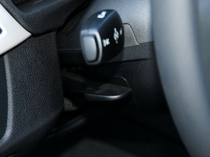 宝马3系 2014款 320i 进取型中控方向盘图片