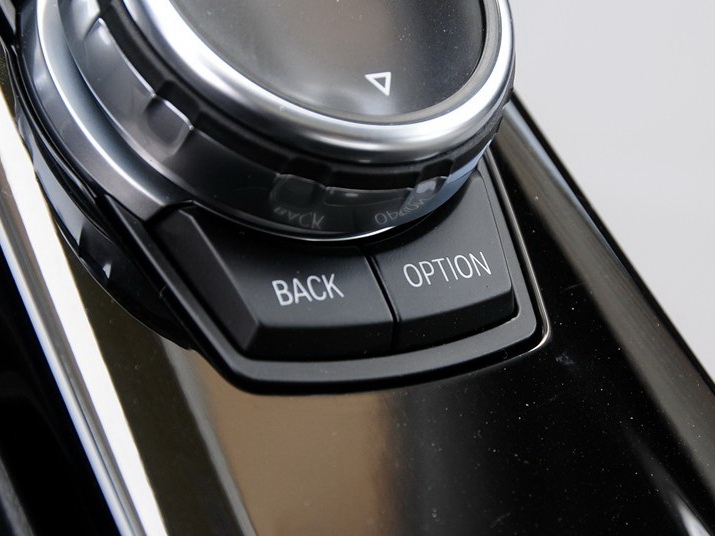 宝马3系 2014款 320i 运动设计套装中控方向盘图片