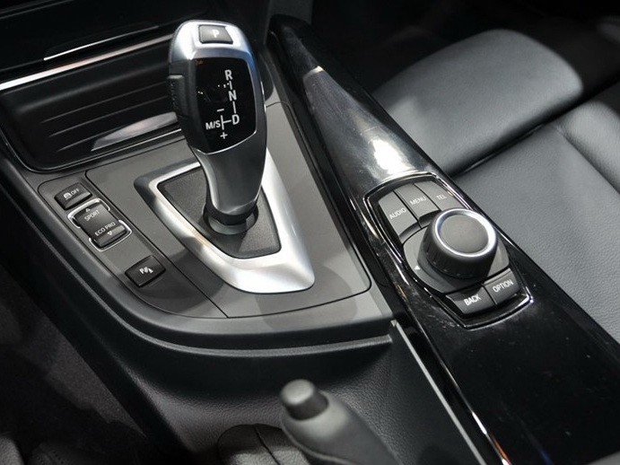 宝马3系 2013款 316i 运动设计套装中控方向盘图片