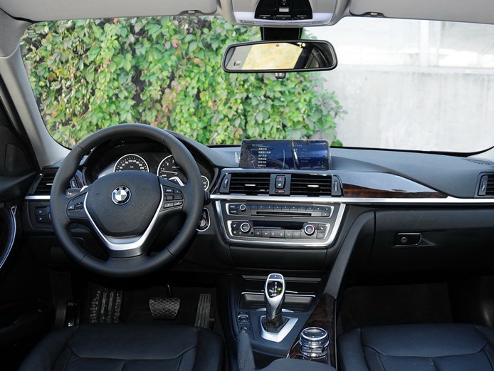 宝马3系 2014款 320Li 豪华设计套装中控方向盘图片