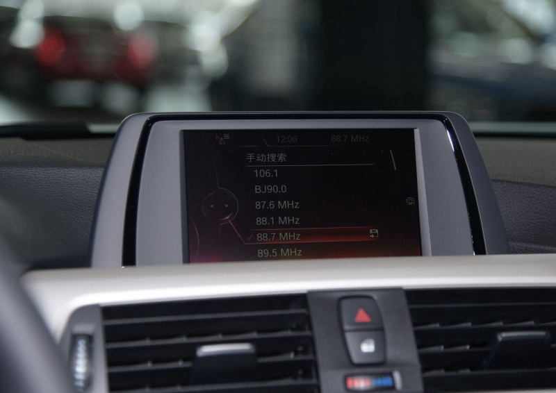 宝马3系 2016款 316i 时尚型中控方向盘图片