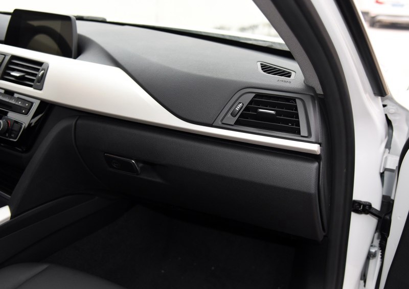 宝马3系 2016款 320i 时尚型中控方向盘图片