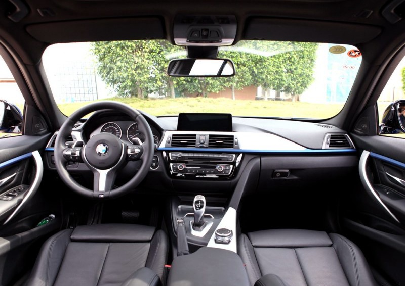 宝马3系 2016款 328i xDrive M运动型中控方向盘图片