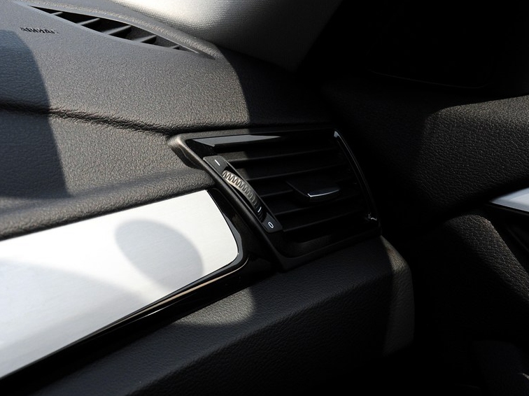 宝马X1 2014款 sDrive18i 领先型中控方向盘图片