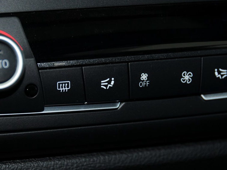 宝马3系(进口) 2013款 320i运动设计套装 旅行版中控方向盘图片