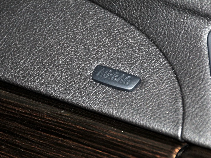 宝马7系 2013款 740Li 领先型中控方向盘图片