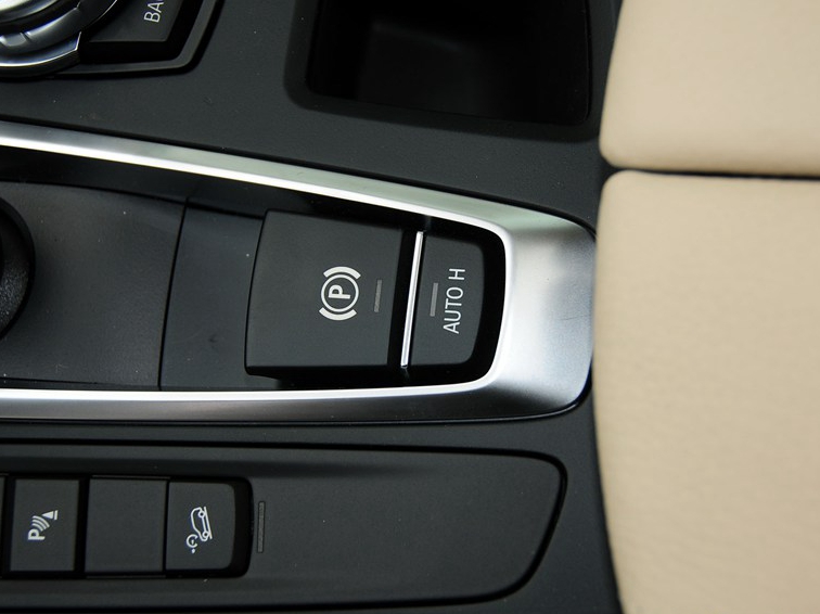 宝马X5 2014款 xDrive35i 领先型中控方向盘图片