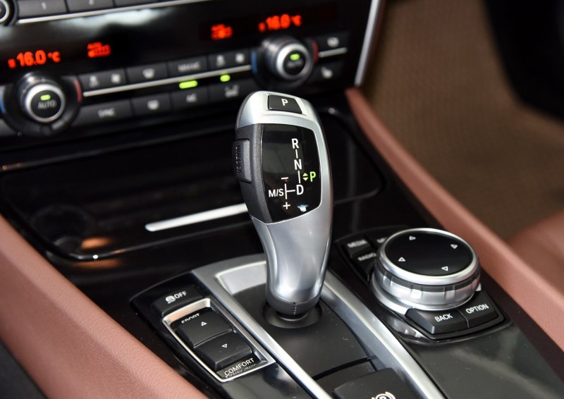 宝马5系GT 2015款 535i 领先型中控方向盘图片