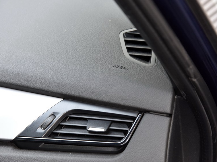 宝马2系多功能旅行车 2015款 218i 领先型中控方向盘图片