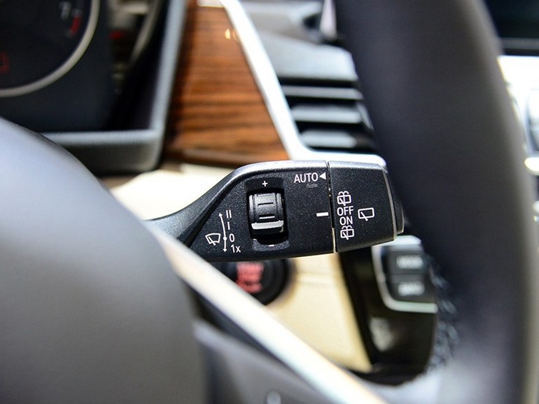 宝马2系运动旅行车 2015款 218i 运动设计套装中控方向盘图片