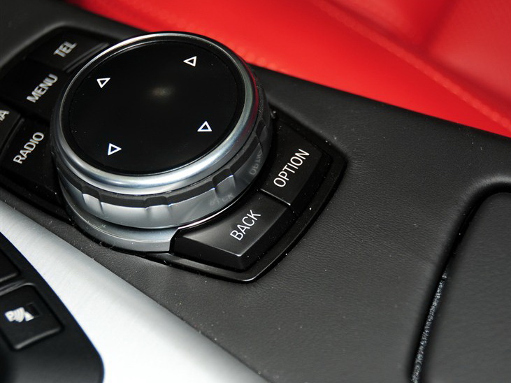 宝马M5 2014款 M5 马年限量版中控方向盘图片