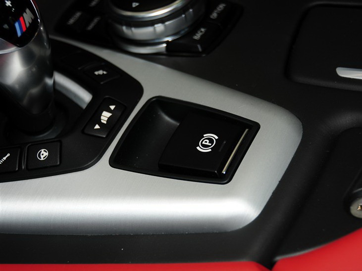 宝马M5 2014款 M5 马年限量版中控方向盘图片