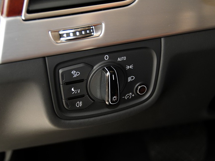 奥迪A8 2013款 A8L 6.3 FSI W12 quattro旗舰型中控方向盘图片