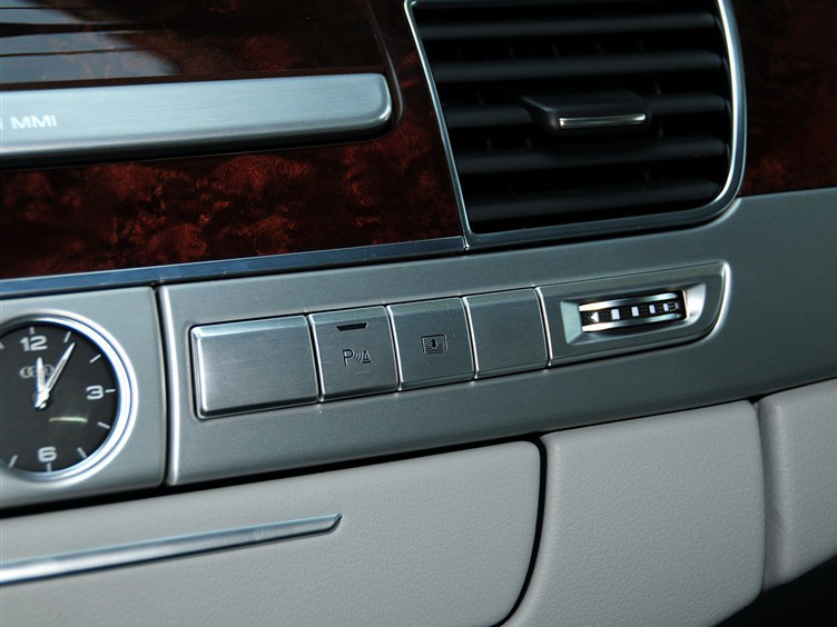奥迪A8 2013款 A8L 45 TFSI quattro舒适型中控方向盘图片