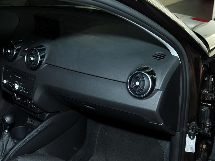 奥迪A1 2014款 30 TFSI Sportback技术型中控方向盘图片