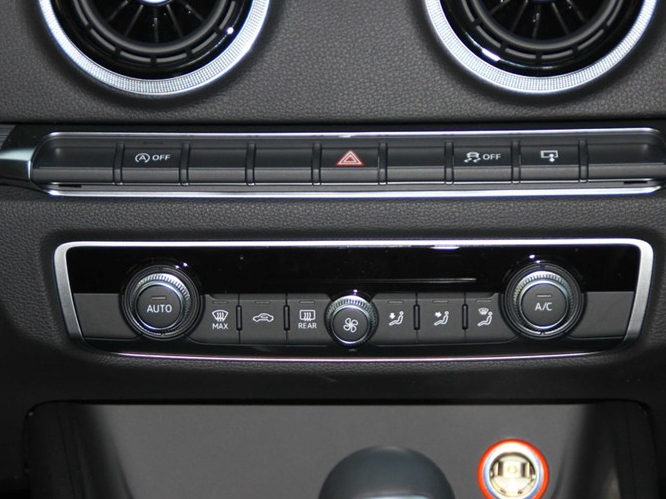 奥迪A3(进口) 2014款 Sportback 40 TFSI S line舒适型中控方向盘图片