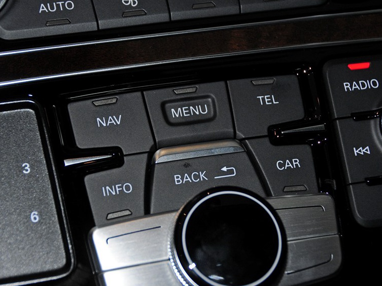 奥迪A8 2014款 A8L 45 TFSI quattro豪华型中控方向盘图片