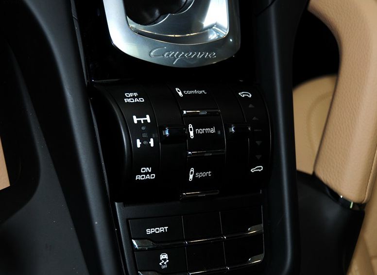 卡宴 2014款 Cayenne Platinum Edition 3.0T中控方向盘图片