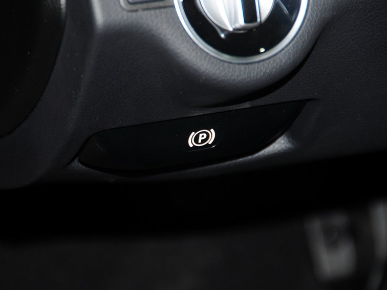 奔驰C级 2013款 C260 优雅型 Grand Edition中控方向盘图片