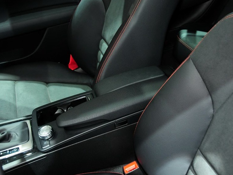 奔驰C级 2013款 C300 运动型 Grand Edition车厢座椅图片